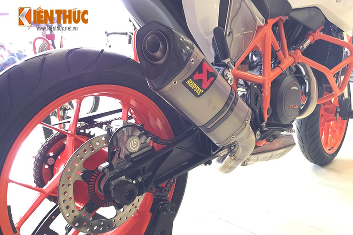 Can canh KTM Duke 690R 2015 dau tien ve Viet Nam-Hinh-9